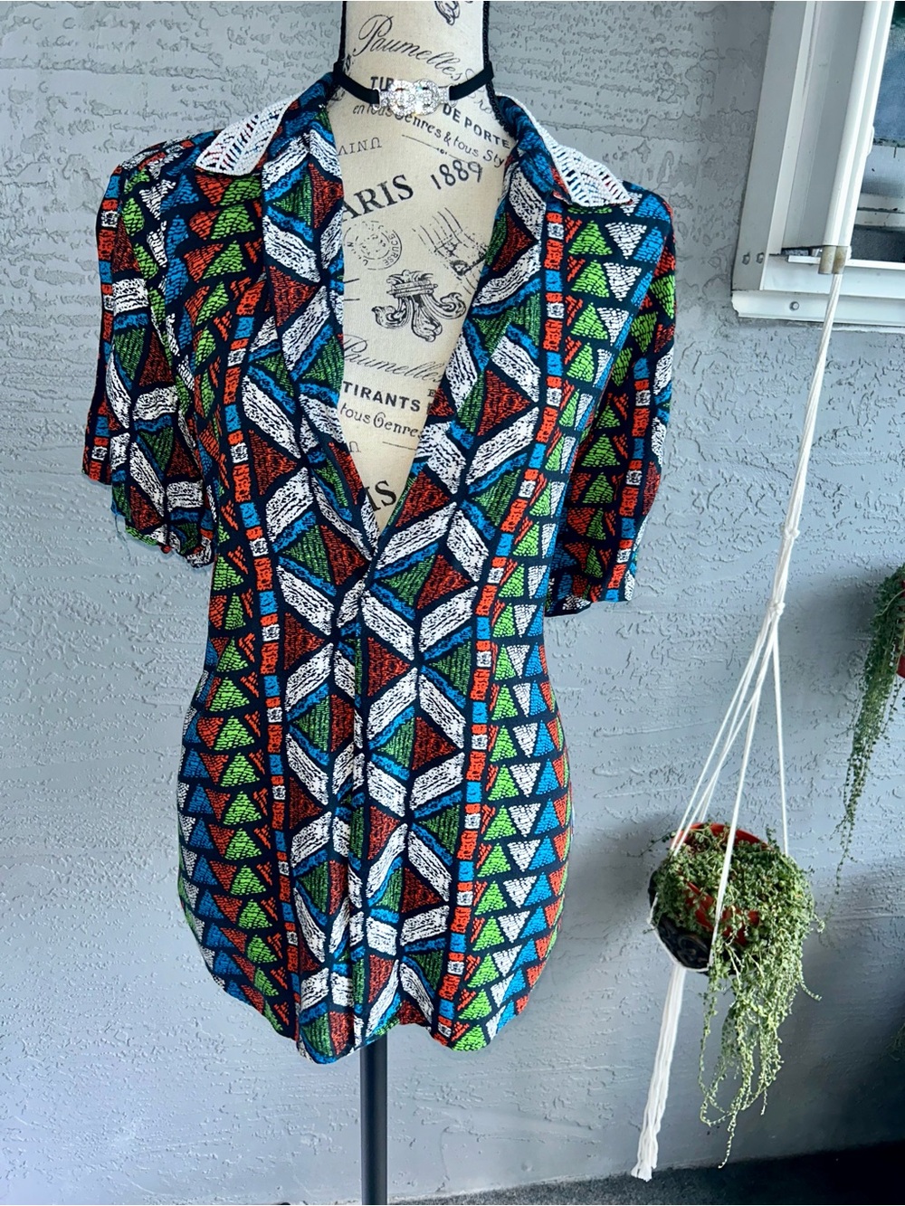 Artsy Retro Geometric Print V-Neck Short Sleeve Top with hand beaded collar